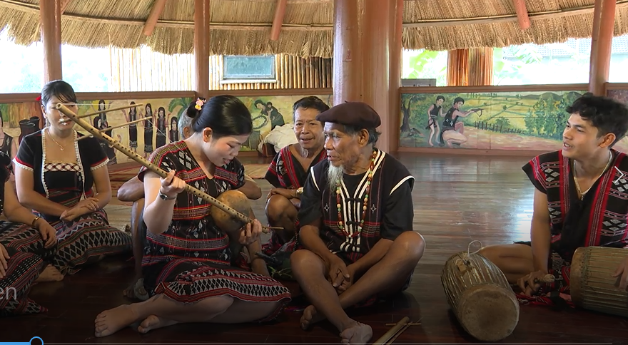Tam bo ren musical instrument of the Co Tu people