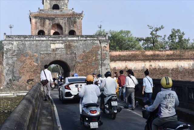 Launching the design idea contest of pedestrian bridge crossing Ho Thanh moat and connecting Thuong Thanh