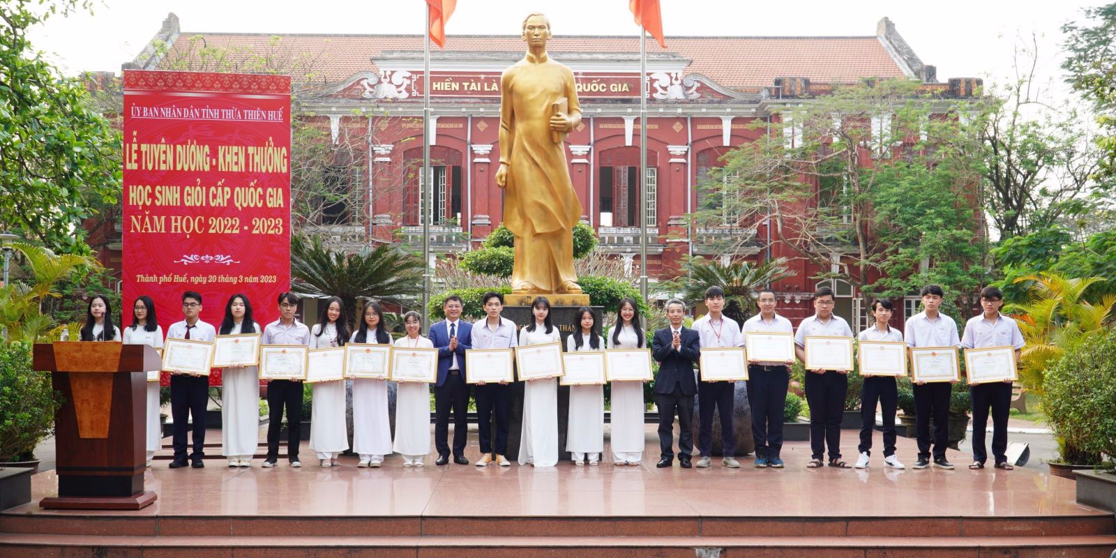 Commending and rewarding national excellent students in school year 2022-2023