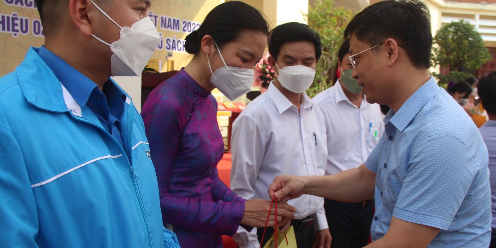 A pilot program to bring Hue Bookcase into libraries of districts and schools