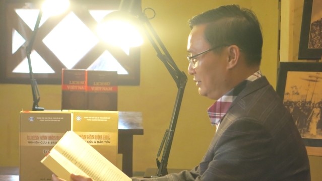 Launching the donation of books and documents to Tang Tho Lau