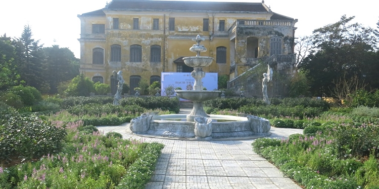 Starting charge visitors entrance fee for visiting Hue Museum of Royal Antiquities, An Dinh Palace and Emperor Thieu Tri s tomb from Apr 1