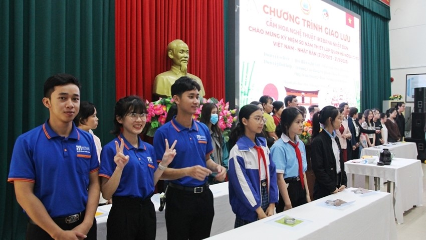 Exchanging with the program “IKEBANA art of flower arrangement”