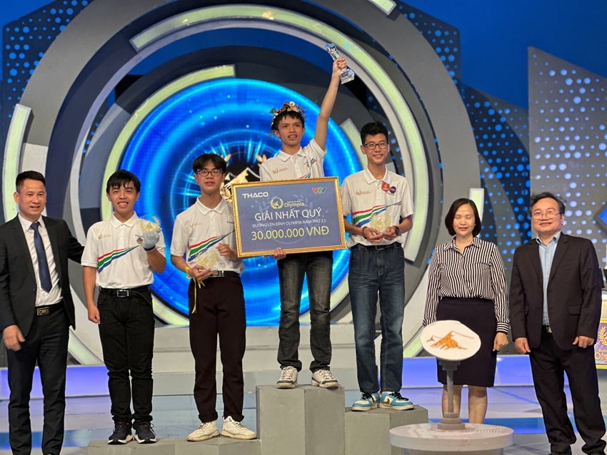 The live broadcast of 23rd Road to Mount Olympia brought to Quoc Hoc Hue High School for the Gifted