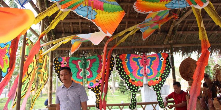 Folk paintings, traditional crafts gathered by the Perfume River