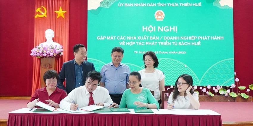 Cooperate to develop Hue Bookcase