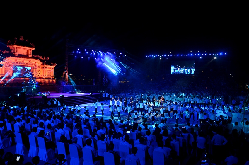 Shimmering colors mark opening night of Hue Traditional Craft Festival 2023