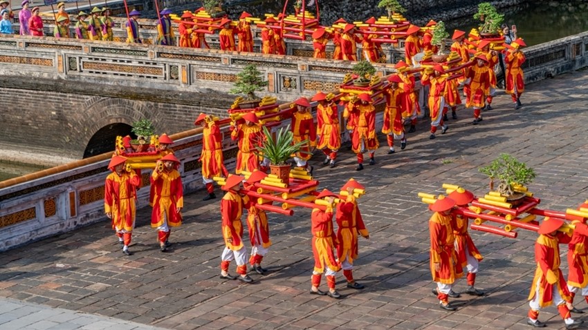 Offering 14 works of bonsais and orchids into Hue Imperial Citadel