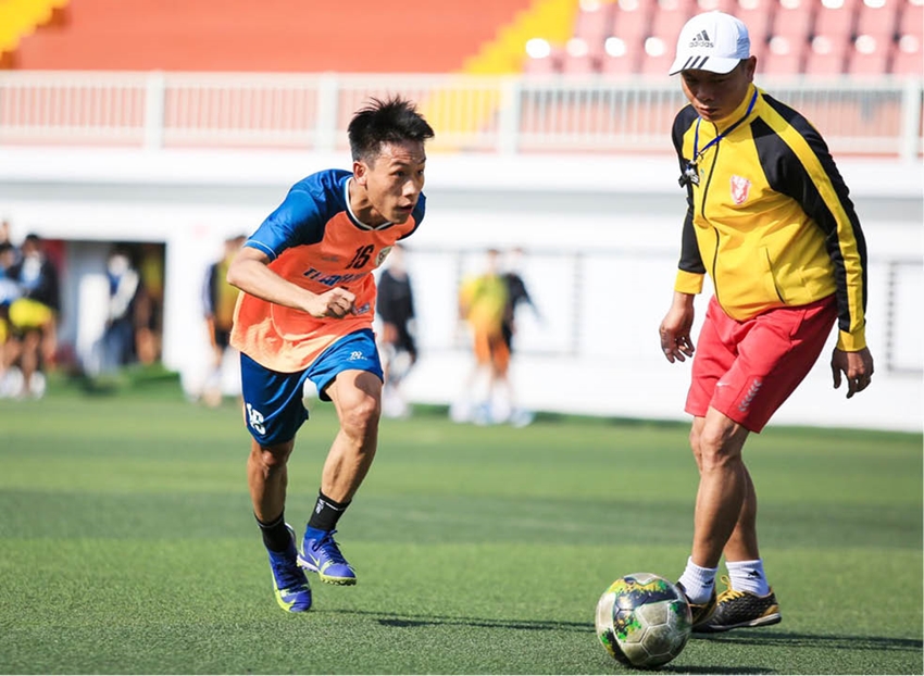 Hue student football Gold trophy touched