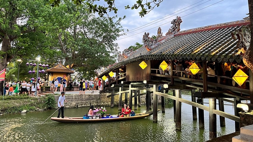 Despite of unfavorable weather condition, tourism on holidays still attracts tourists