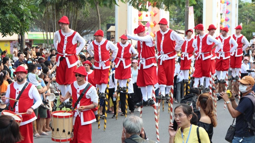 Belgian stilt walkers stir up the streets of Hue
