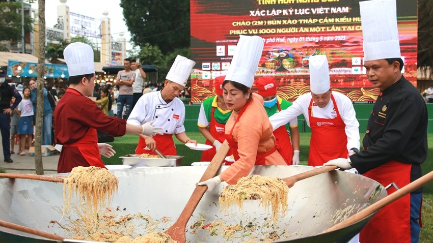 Set a record with Hue-style mixed stir-fried noodle rice vermicelli