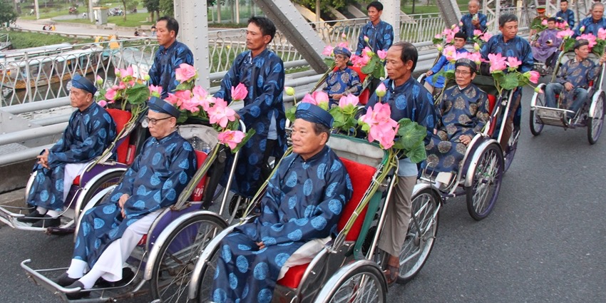 The artisans paying respect to the ancestors of crafts