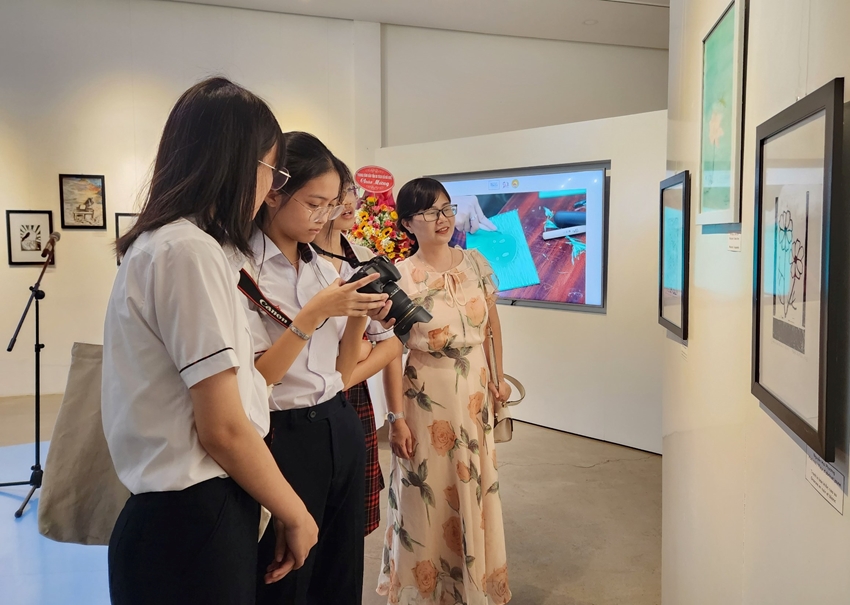 An exhibition themed “The happy land”