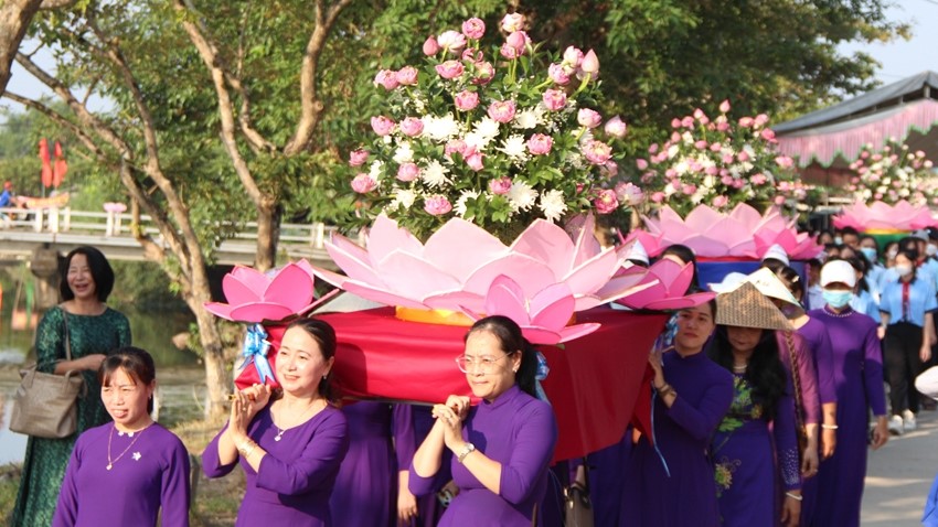Offering lotus flowers to President Ho Chi Minh