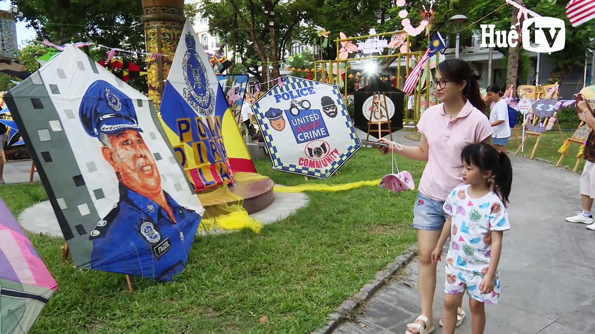International kites converging in Hue