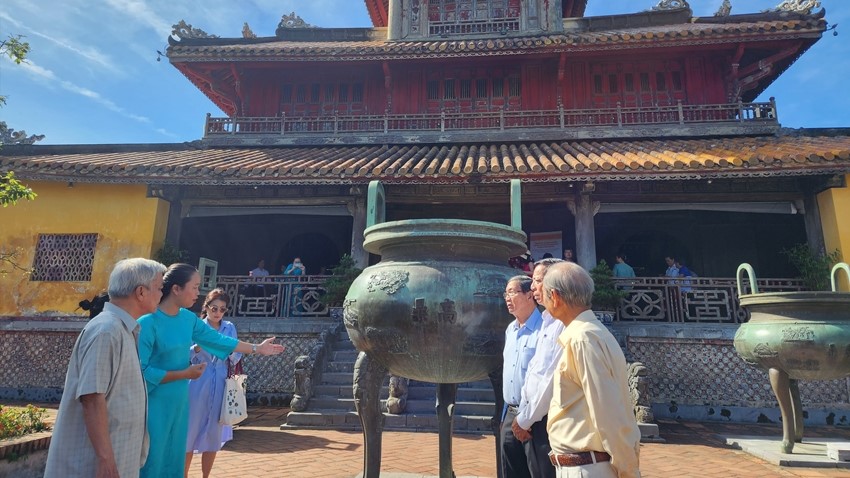 Exhibition “Vietnam land on Nine Dynasty Urns” is held