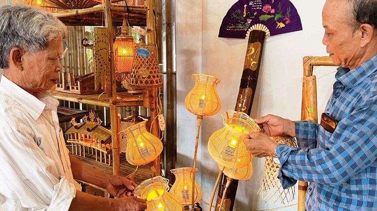 The two “giants” at Bao La village