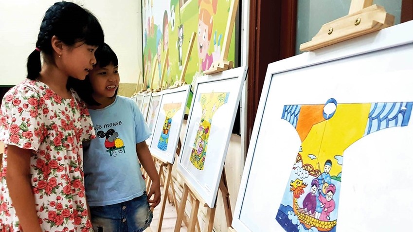 Telling stories of heritage on Ao dai