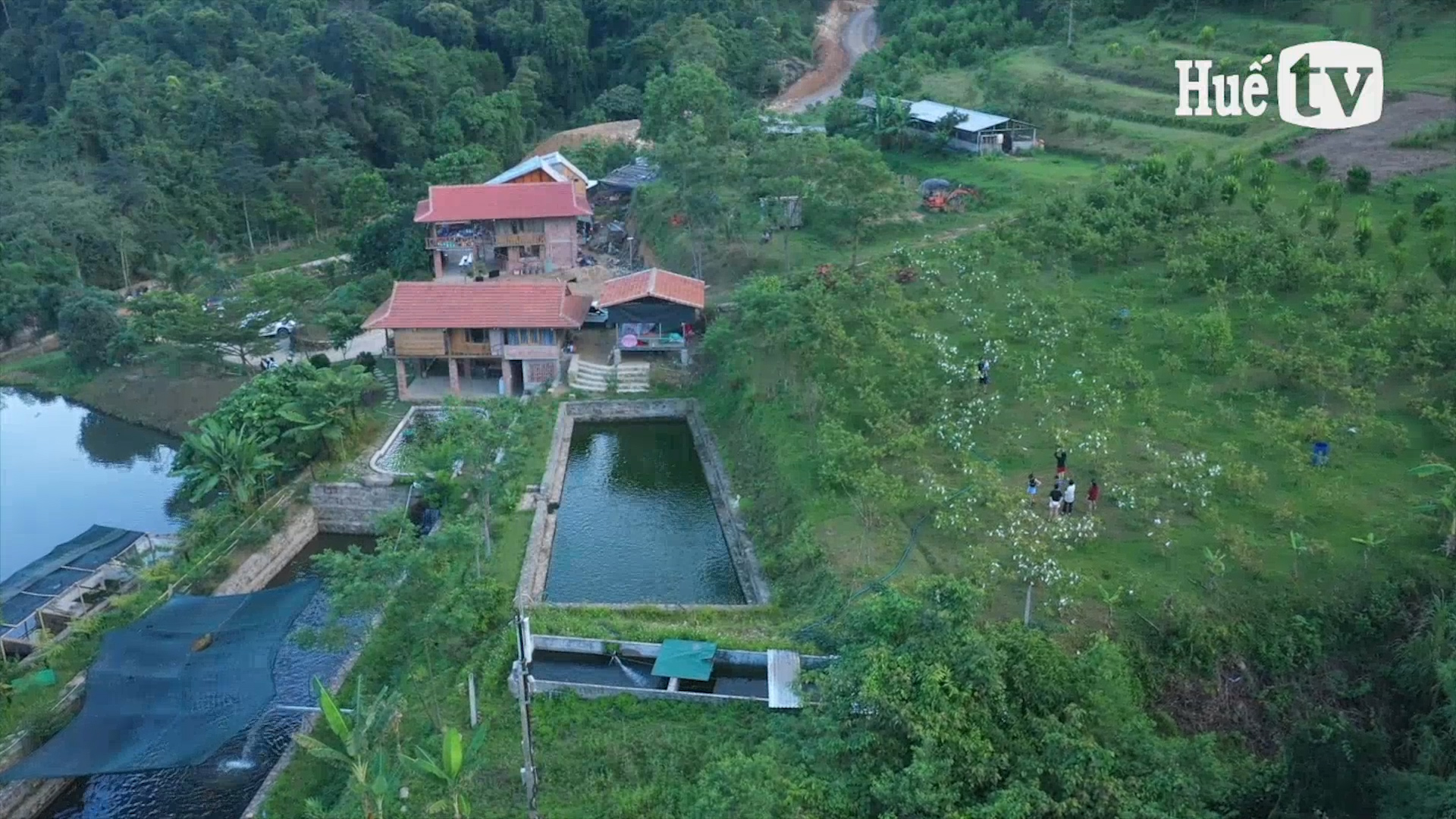 A Luoi farmers welcome guests