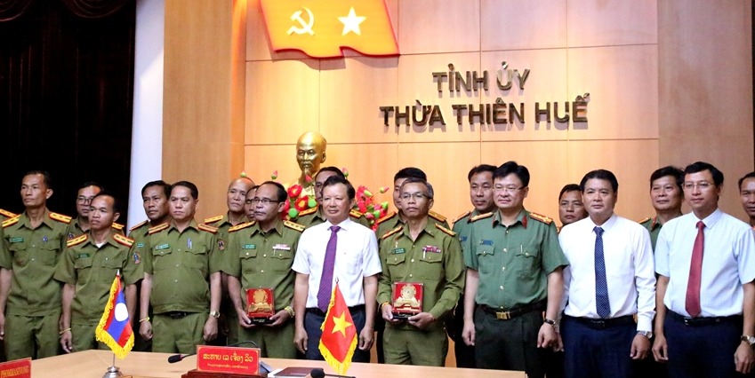 The civic delegation from Salavan and Sekong Provincial Police greets the Secretary of the Provincial Party Committee Le Truong Luu