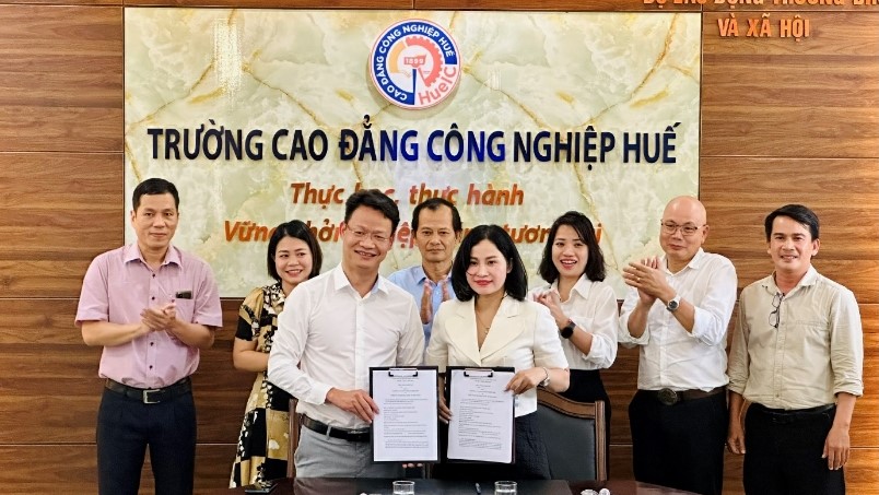 Signing cooperation agreements with international partners in human resource training and supply