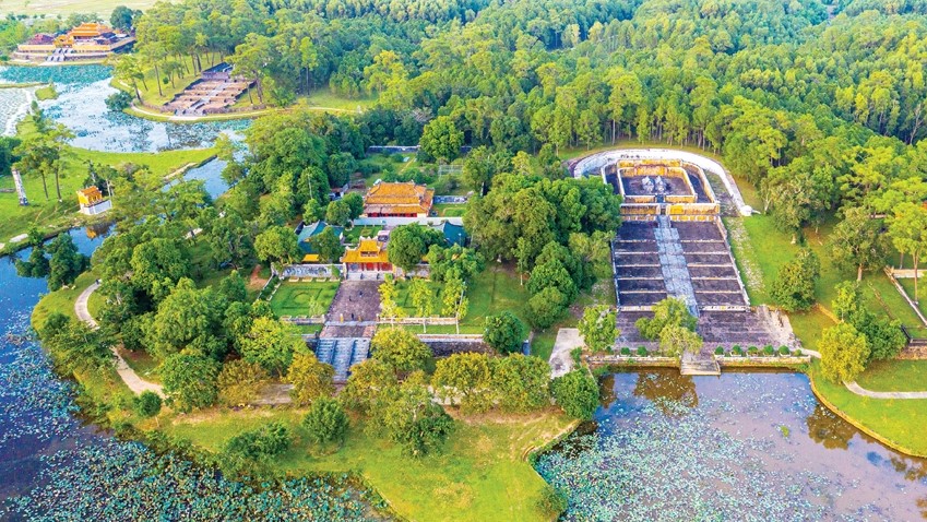 “The wonderful picture” on the upstream of the Huong River