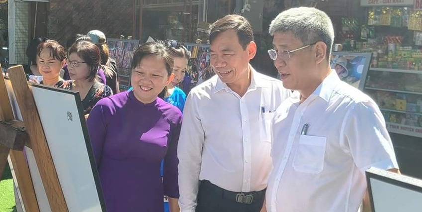 Opening of artistic and current affairs photography contest  A new day at Dong Ba market