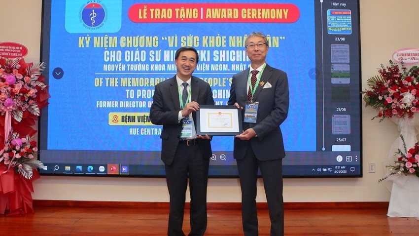 Presenting Commemorative medal “For People’s Health” to Prof Hiroyuki Shichino