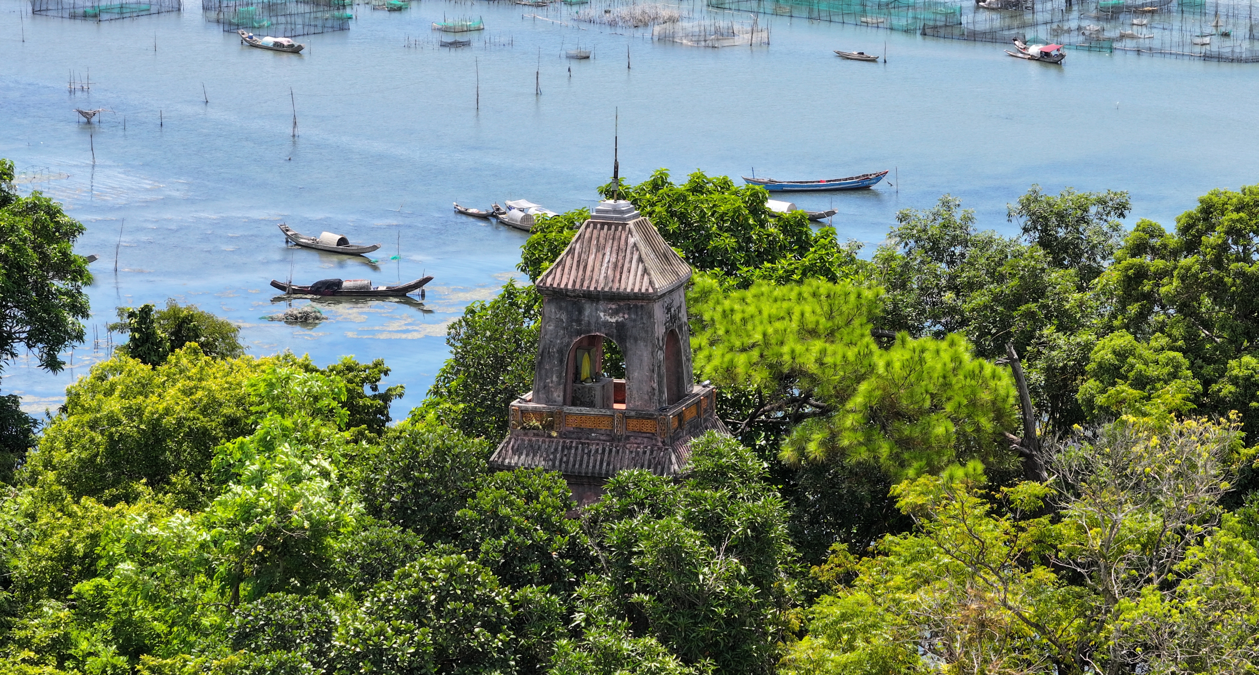 Thanh Duyen - The national pagoda located between mountain and sea