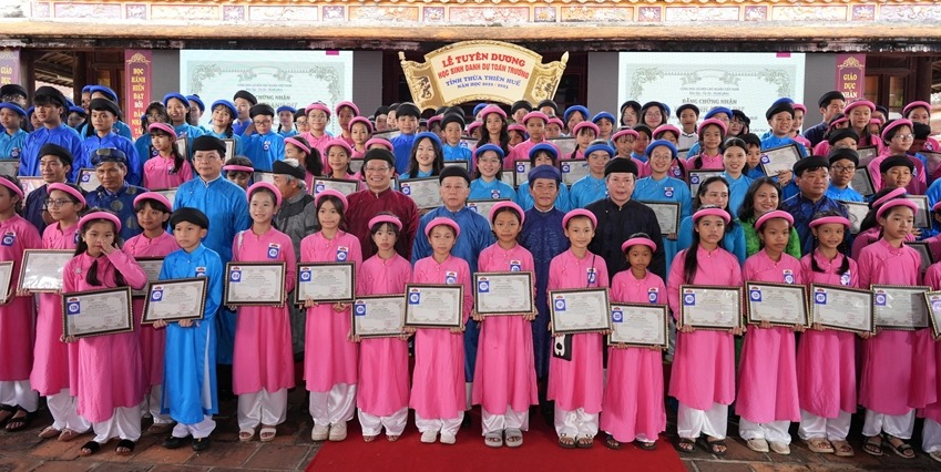 Honoring 386 students achieving the title School Honors Student