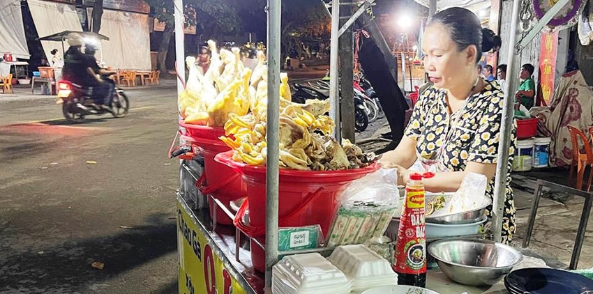Chicken porridge at night at Ben Ngu