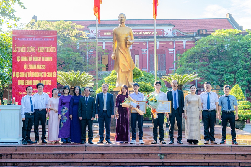 Commending two outstanding students of Quoc Hoc Hue High school for the Gifted