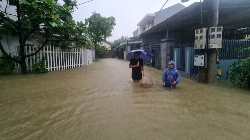 Huong River water exceeds 2022 flood peak