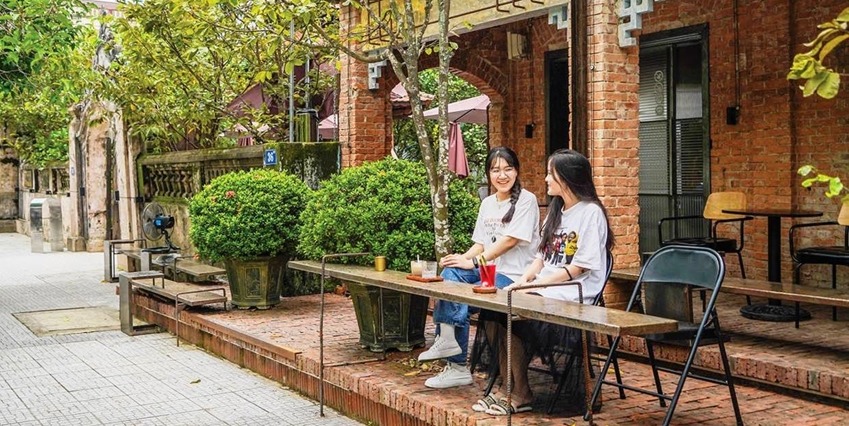 Opening “closed-gated and high-walled” houses