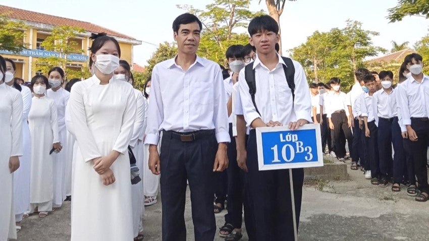 A brave teacher saves lives from the evil flood