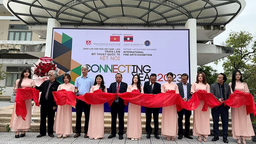 57 artworks are displayed in the art exhibition to foster Vietnam - Laos cultural exchange