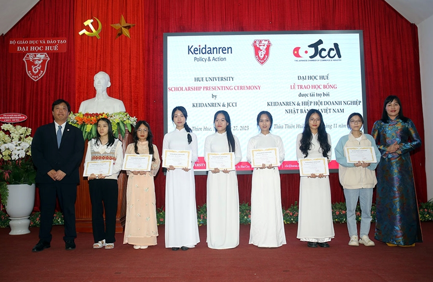 Awarding 40 scholarships from two Japanese organizations to students overcoming difficulties
