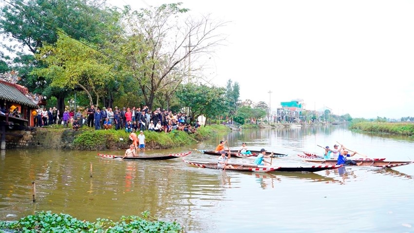 Lively boat racing event to celebrate the New Year