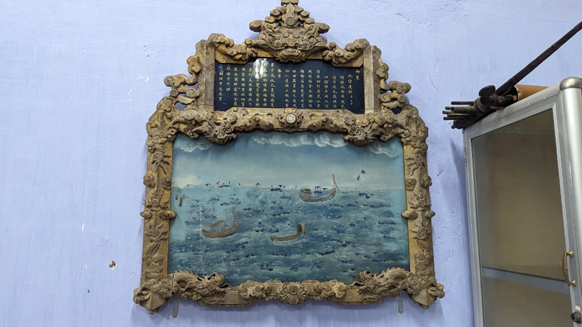 Discovering the glass painting which used to belong to Can Chanh Palace