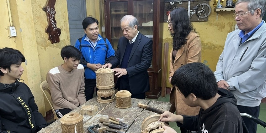 Permanent Deputy Secretary of Provincial Party Committee Phan Ngoc Tho visits and presents gifts at social protection facilities