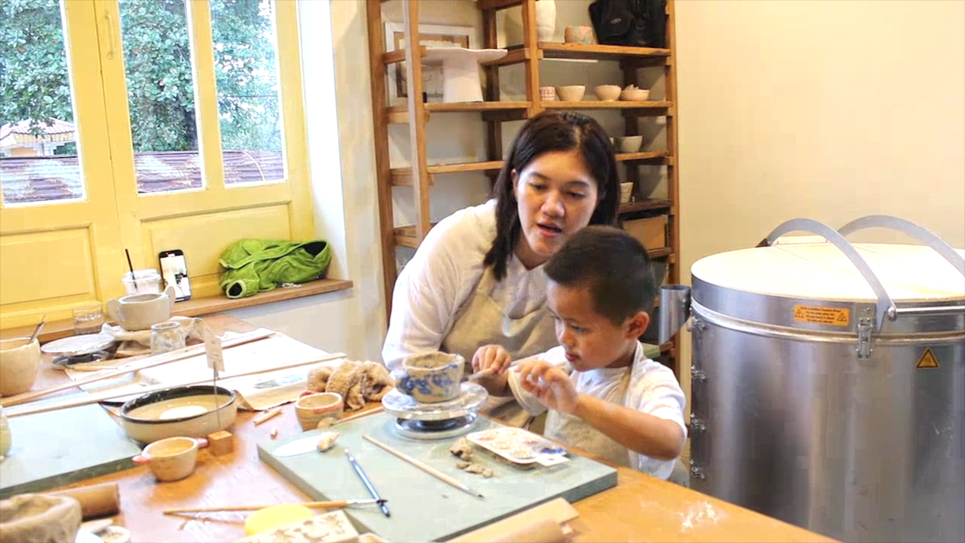 Experiencing ceramics making