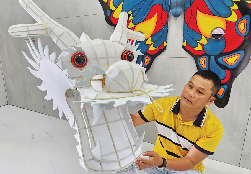 Hue dragon kites fly abroad