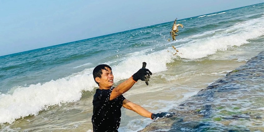 Going to the beach to hunt for stone crabs