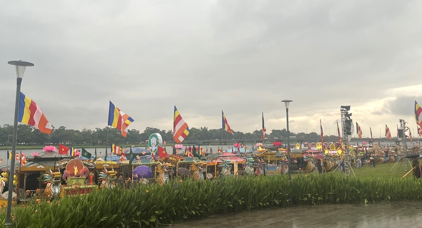 Flower boat parade to celebrate Vesak Day