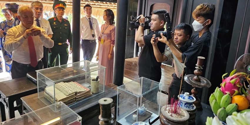 Offering lotus flowers to President Ho Chi Minh at the Memorial House in Duong No Village