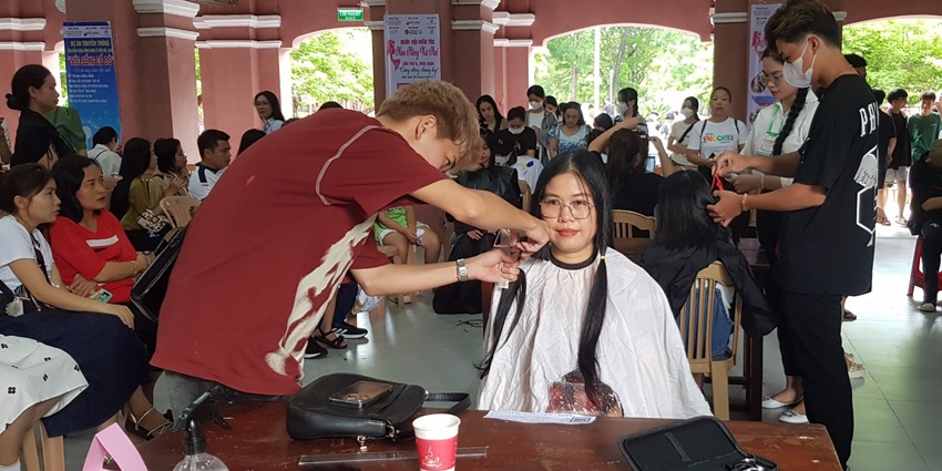 400 people participate in hair donation at the 2nd “Pink Hat of Hue” event