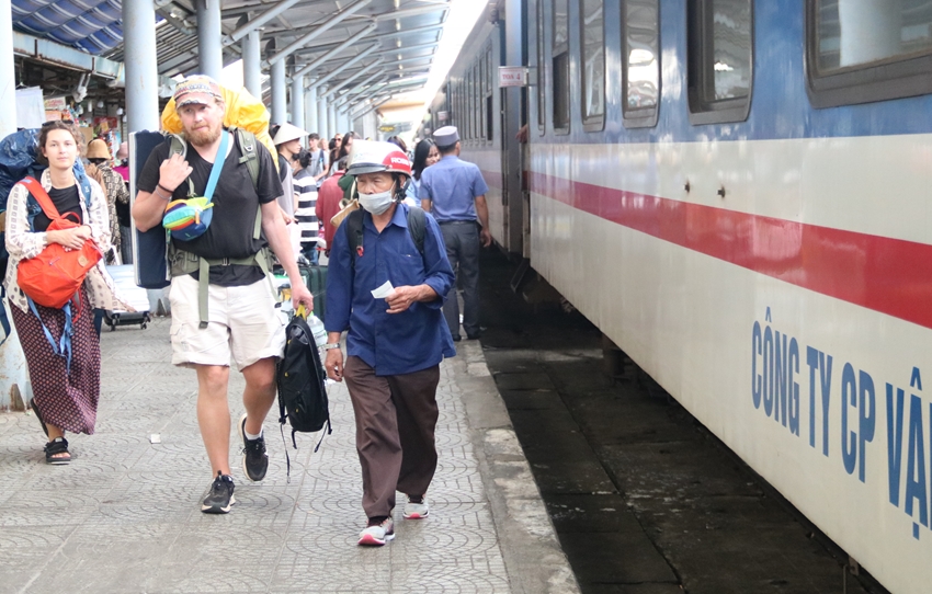 Hue witnesses a surge in the number of inbound visitors by air and rail