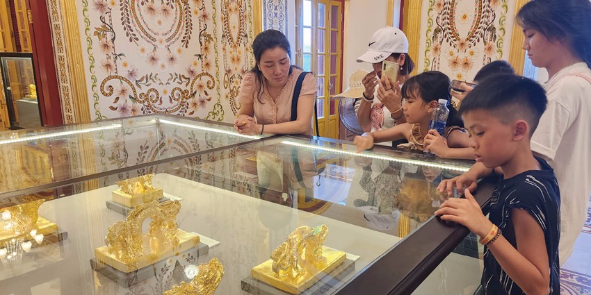 Dragon symbol through Tran Do s ceramics