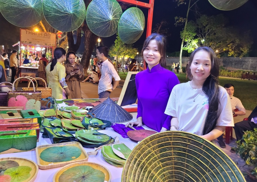 Organizing community cultural activities at the Imperial City Night Street